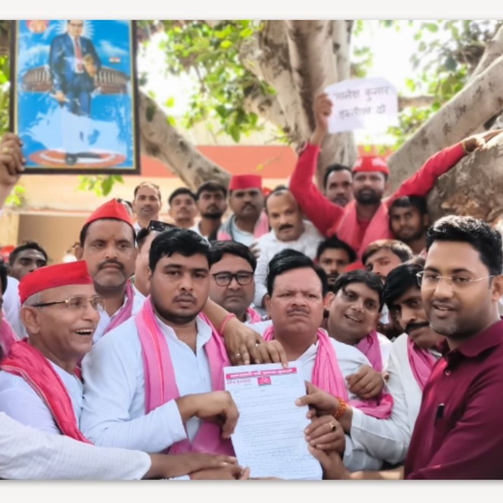 हाथरस में सपा ने निर्वाचन आयुक्त का पुतला फूंका:’वोट बचाओ-देश बचाओ’ अभियान के तहत पैदल मार्च निकाला, पुलिस से हुई झड़प
