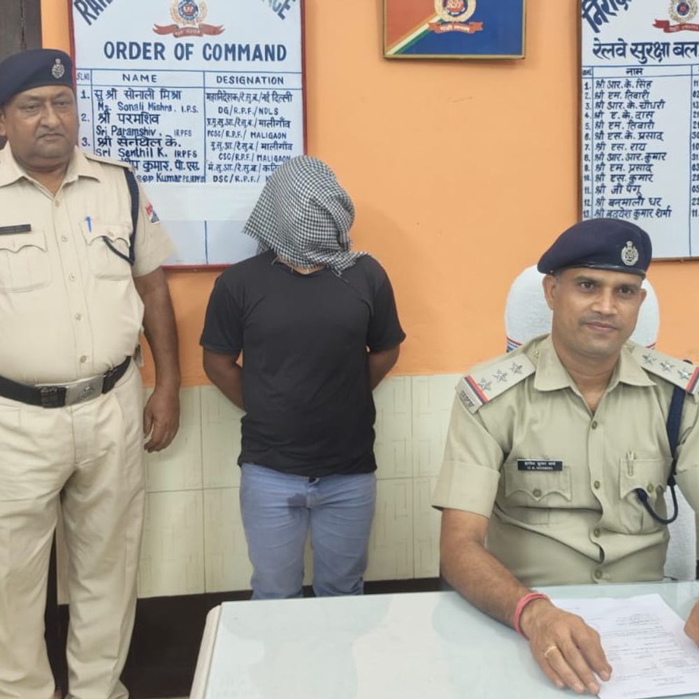 दोस्त की हत्या कर भागा आरोपी किशनगंज में अरेस्ट:हरियाणा पुलिस की सूचना पर RPF ने पकड़ा, मोबाइल ऑन करते ही मिली लोकेशन
