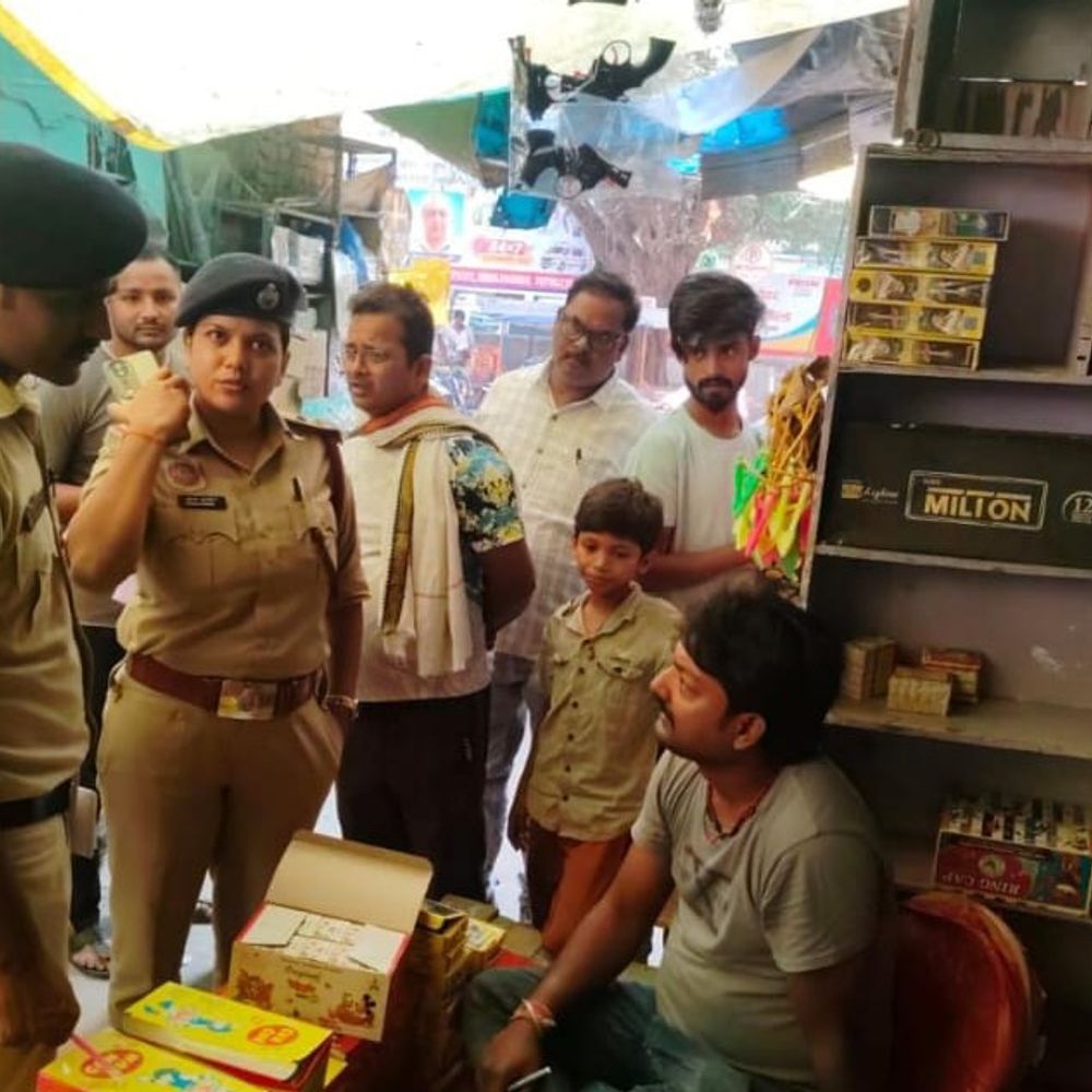 बक्सर में बिना लाइसेंस की पटाखा दुकान पर छापेमारी:भारी स्टॉक मिला, सीवान विस्फोट के बाद प्रशासन ने SDO को भेजी रिपोर्ट
