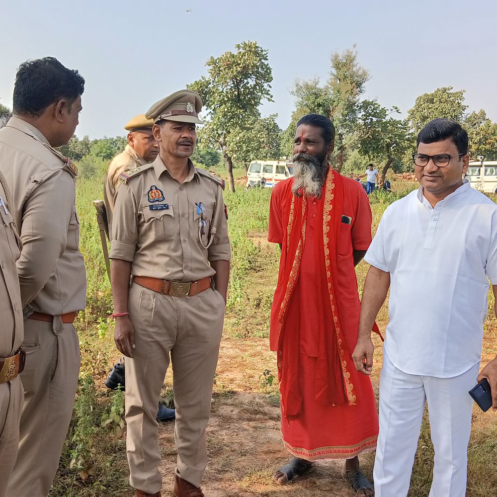 चित्रकूट के बरगढ़ ग्लास फैक्ट्री में चोरी का प्रयास:पुलिस को देख ट्रैक्टर छोड़ जंगल में भागे चोर, गैस कटर से गाटर काटे; तलाश जारी