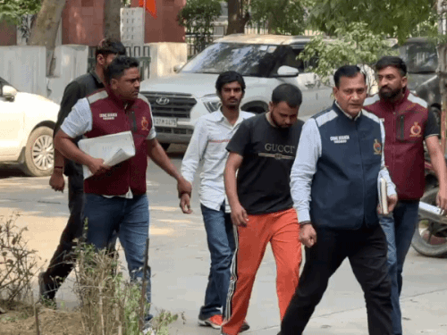 रिटायर्ड SI के घर फायरिंग करने वाले दो बदमाश गिरफ्तार:2025 के झगड़े का वीडियो सोशल मीडिया पर डालने से थी रंजिश,एक 12वीं का छात्र