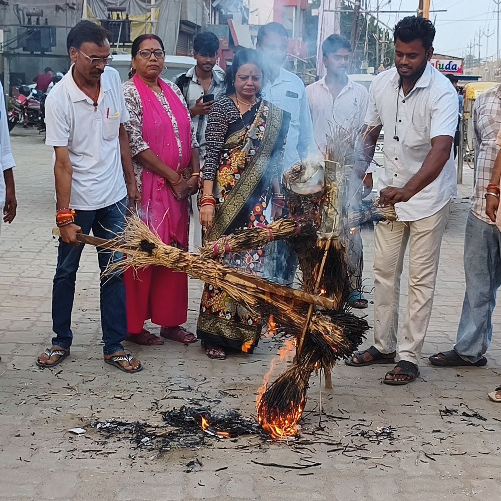 कांग्रेस सांसद पर यौन उत्पीड़न के आरोप:जहानाबाद में बीजेपी ने राहुल गांधी और सांसद का पुतला फूंका, कार्रवाई की मांग