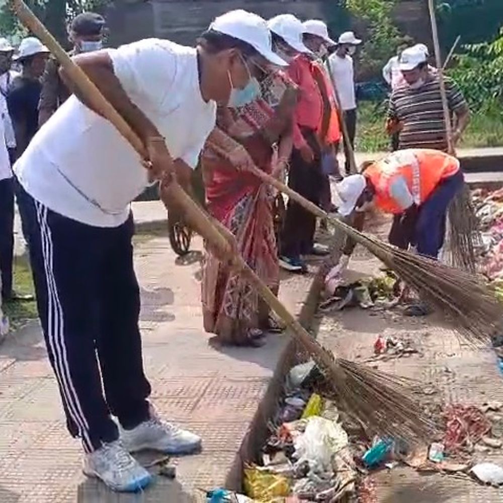 कटिहार-विजय बाबू पोखर में विशेष सफाई अभियान:‘स्वच्छता ही सेवा’ के तहत नगर निगम ने किया श्रमदान, अधिकारियों ने लगाई झाड़ू