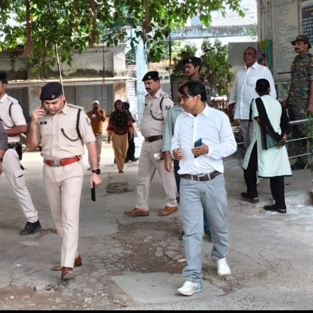 कमरे में बंद करने का विरोध, युवक से मारपीट:सदर अस्पताल में 20 से 25 युवकों पर मोबाइल छीनने का आरोप
