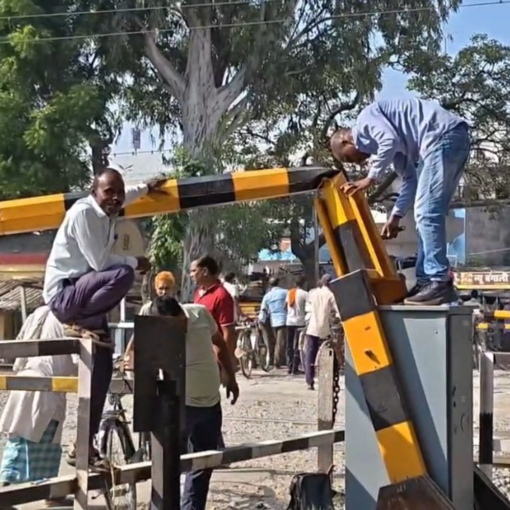 ट्रेन आने से पहले बैरियर तोड़कर निकला पिकअप:बेतिया के छावनी ढाला पर हुई घटना, मरम्मत का काम शुरू