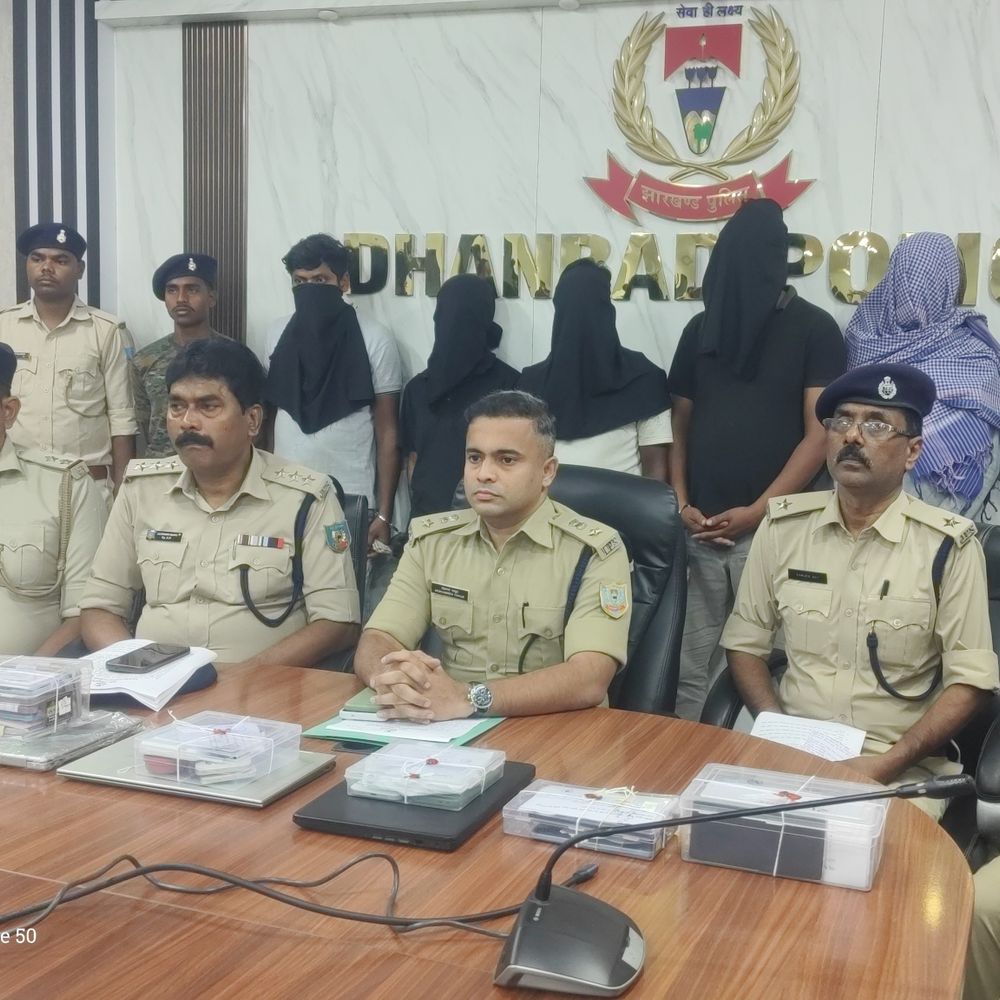 टुंडी में छापेमारी कर 5 साइबर अपराधी पकड़े गए:20 मोबाइल, 3 लैपटॉप और 16 एटीएम कार्ड समेत कई दस्तावेज बरामद
