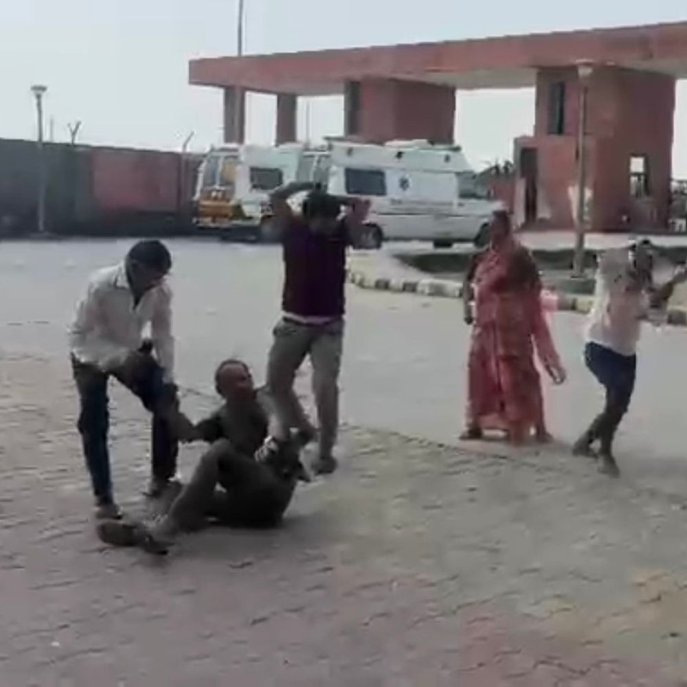 धौलपुर में उपसभापति-भाजपा प्रत्याशी समर्थक भिड़े, VIDEO:चुनावी रंजिश में लाठी-डंडे चले, कई लोग घायल; अस्पताल में भी मारपीट