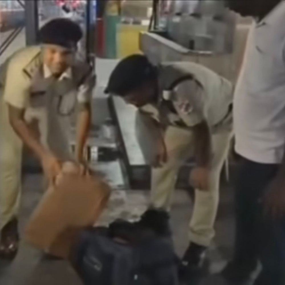 भागलपुर रेलवे स्टेशन पर 8 लाख का गांजा जब्त:कविगुरु एक्सप्रेस में बैग से मिला, तस्कर मौके से भागने में कामयाब रहा