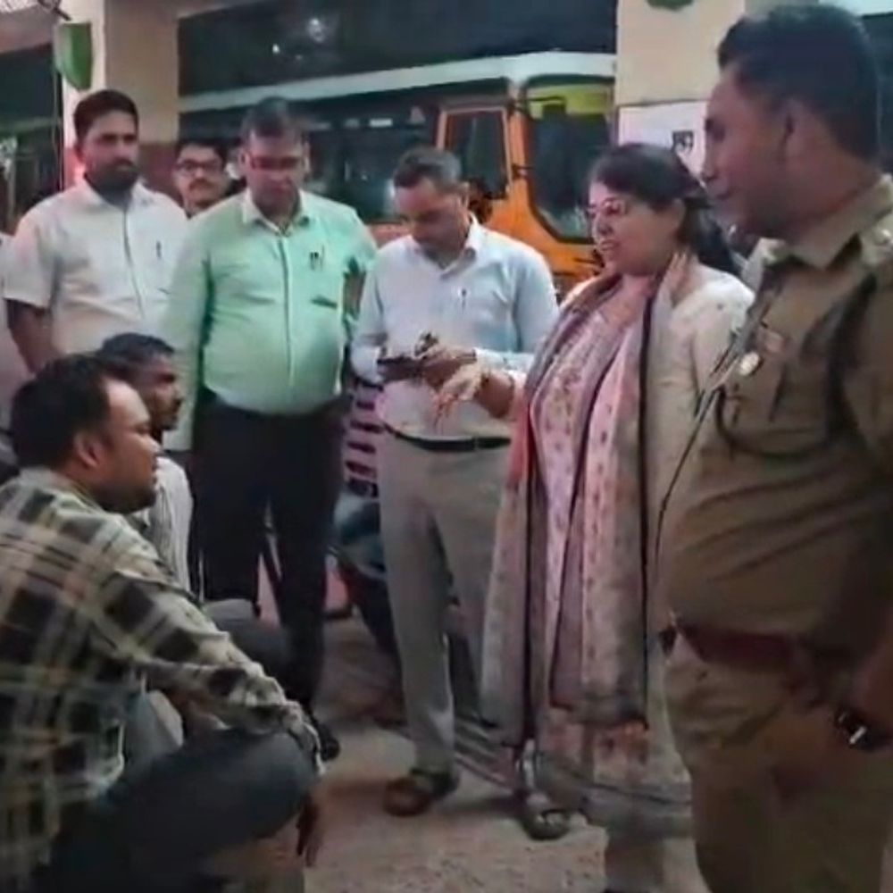 पीईटी परीक्षा की तैयारियों का डीएम-एसपी ने लिया जायजा:बस और रेलवे स्टेशन समेत कई जगहों का दौरा किया, व्यवस्थाएं देखीं