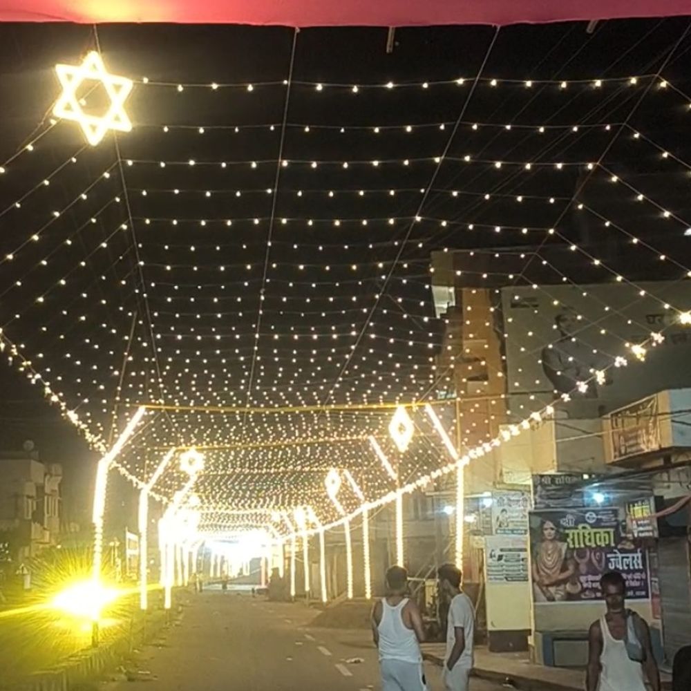 हाथीदह-मरांची में दुर्गा पूजा की तैयारी पूरी,NH-80 रोशनी से जगमगाया:पूरा इलाका भक्तिमय, राहगीर ले रहे रंग-बिरंगी लाइटों की तस्वीरें