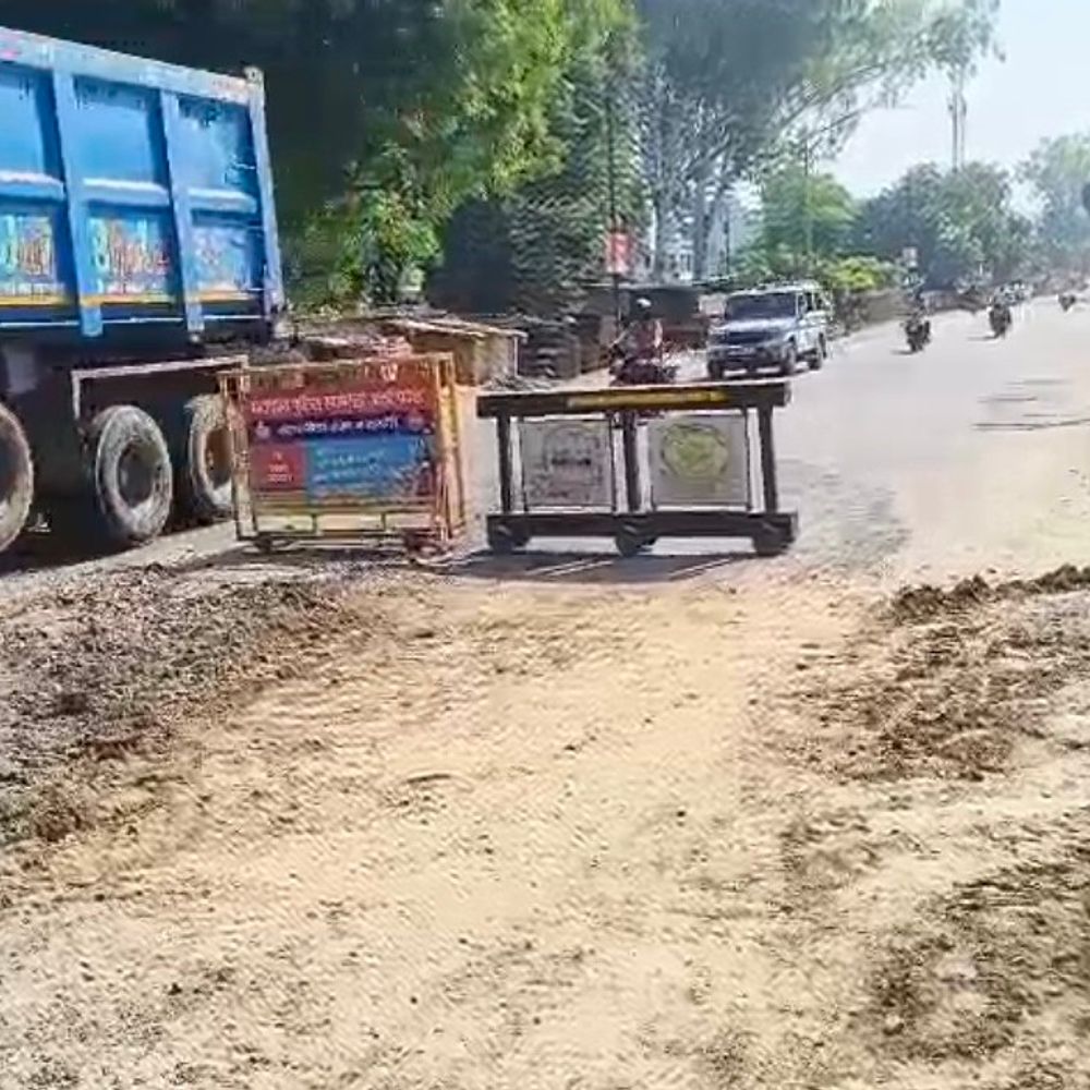 रायबरेली में गल्ला मंडी मार्ग 10 साल से खराब:दो राष्ट्रीय राजमार्गों को जोड़ने वाली सड़क पर गड्ढे, व्यापारी-किसान परेशान