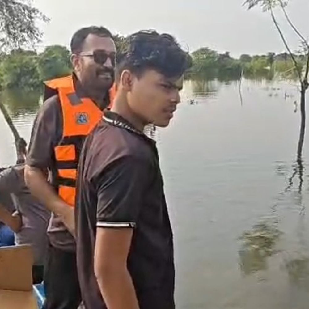 बाढ़ प्रभावितों की मदद को चलाया राहत अभियान:दाउदनगर और लहरामऊ में बाढ़ पीड़ितों को बांटी राहत सामग्री