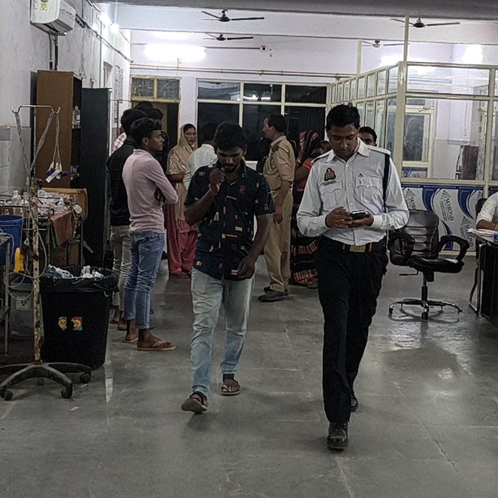 ट्रैफिक पुलिस पर किसान को डंडा मारने का आरोप:एटा में सिर में चोट लगने से युवक लहूलुहान, किसानों ने किया हंगामा