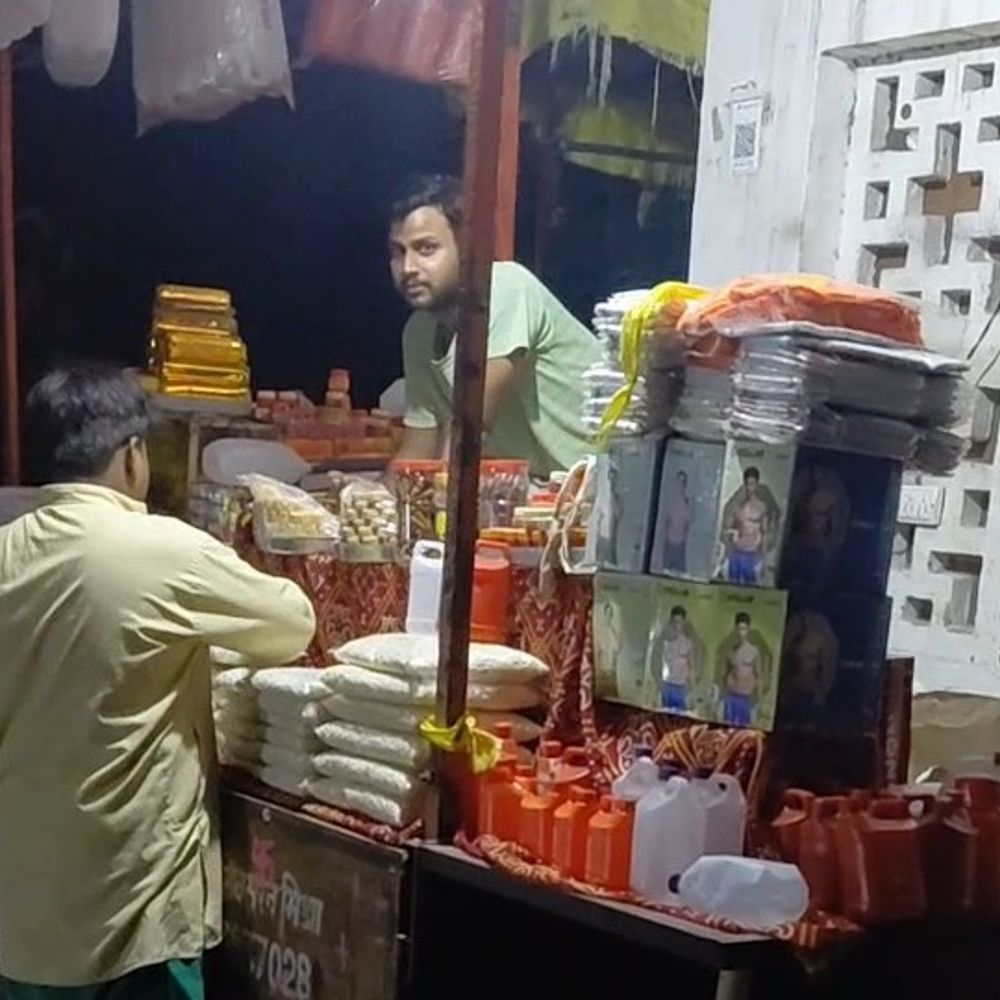 शरद पूर्णिमा पर गंगा स्नान को देर रात पहुंचे श्रद्धालु:फर्रुखाबाद के पांचाल घाट पर देर रात से जुटने लगे आसपास के जिलों के लोग