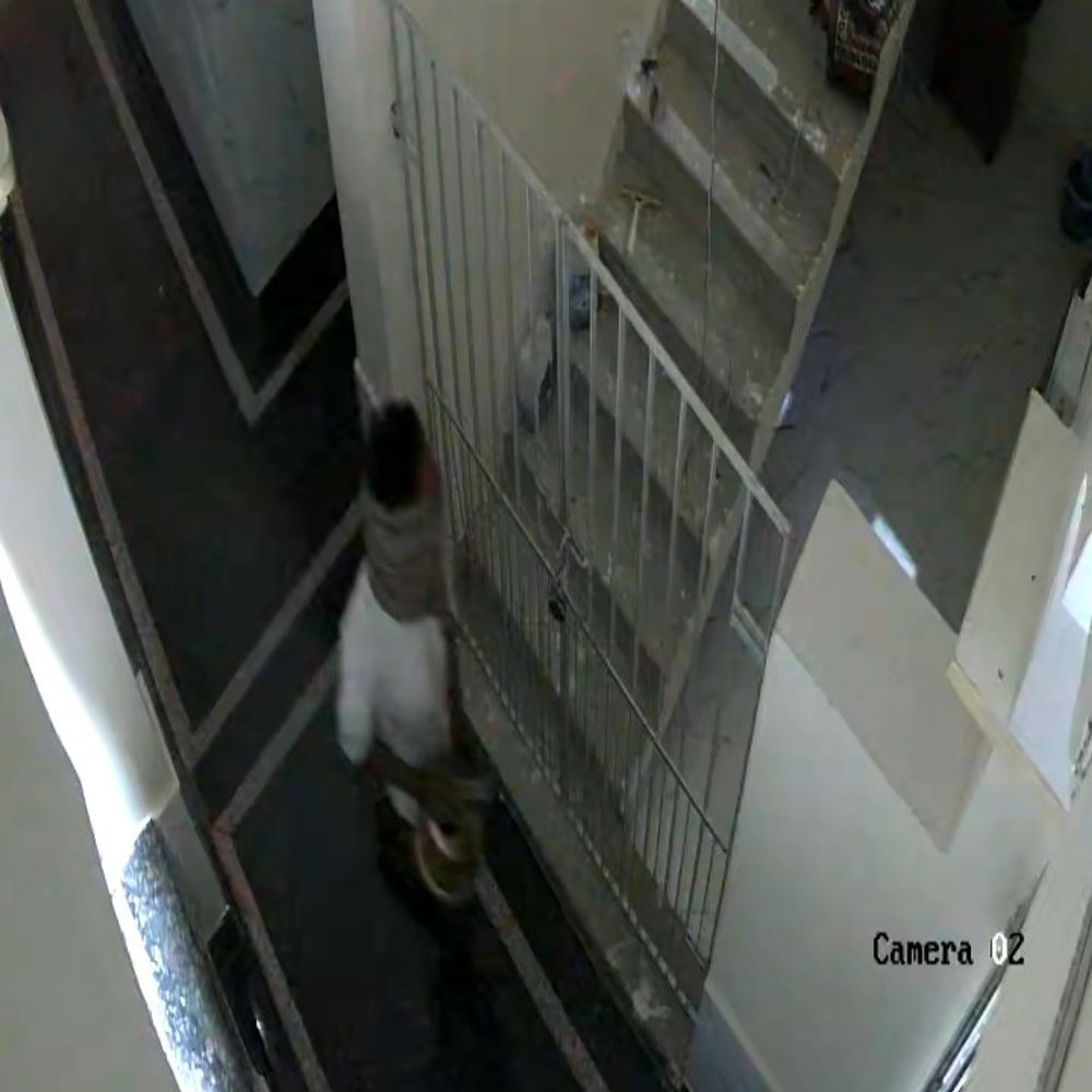 जमुई में महावीर मंदिर से चोरी:थाली-बाल्टी-हांडी ले गए, CCTV में कैद हुई वारदात; ग्रामीणों ने कार्रवाई की मांग की