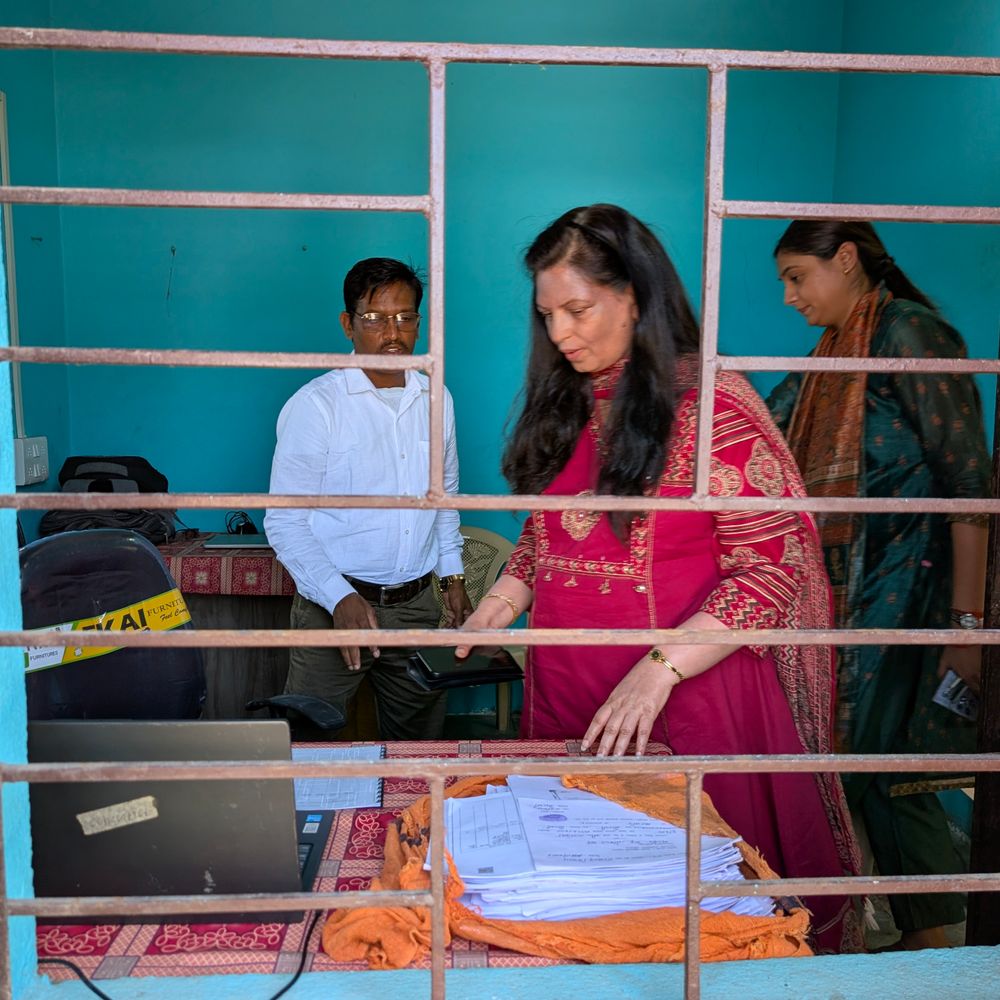 आलीराजपुर कलेक्टर ने मोरधी में योजनाओं का निरीक्षण किया:पंचायत से राशन दुकान तक जमीनी हकीकत परखी, लंबित प्रकरण निपटाने के निर्देश दिए