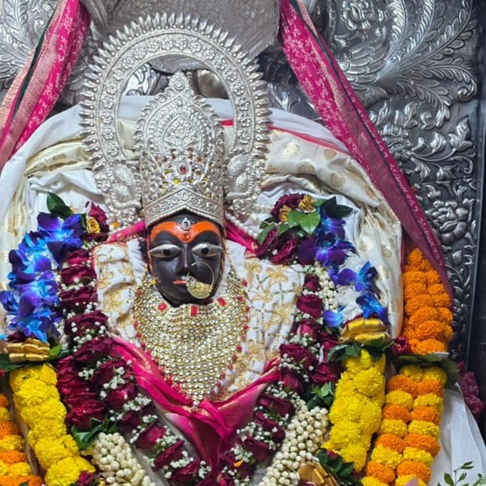 मैहर मां शारदा मंदिर के पट तड़के 3 बजे खुले:मां ब्रह्मचारिणी की आराधना में जुटे श्रद्धालु; पहले दिन 1.27 लाख से ज्यादा भक्त पहुंचे
