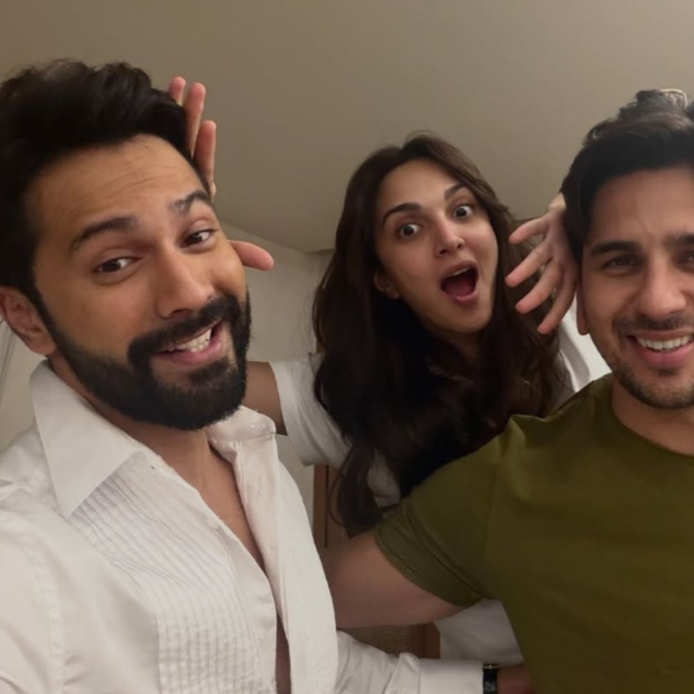 वरुण धवन ने सिद्धार्थ मल्होत्रा के साथ शेयर की तस्वीर:बोले- भाई के साथ कभी कॉम्पिटिशन नहीं था, कियारा को ‘भाभी जी’ कहकर कहा शुक्रिया