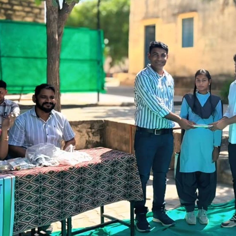 दुर्गावास स्कूल में शैक्षिक प्रदर्शनी, छात्राओं ने दिखाई प्रतिभा:उत्कृष्ट प्रदर्शन करने पर मिला सम्मान, मतदान का संदेश भी दिया गया
