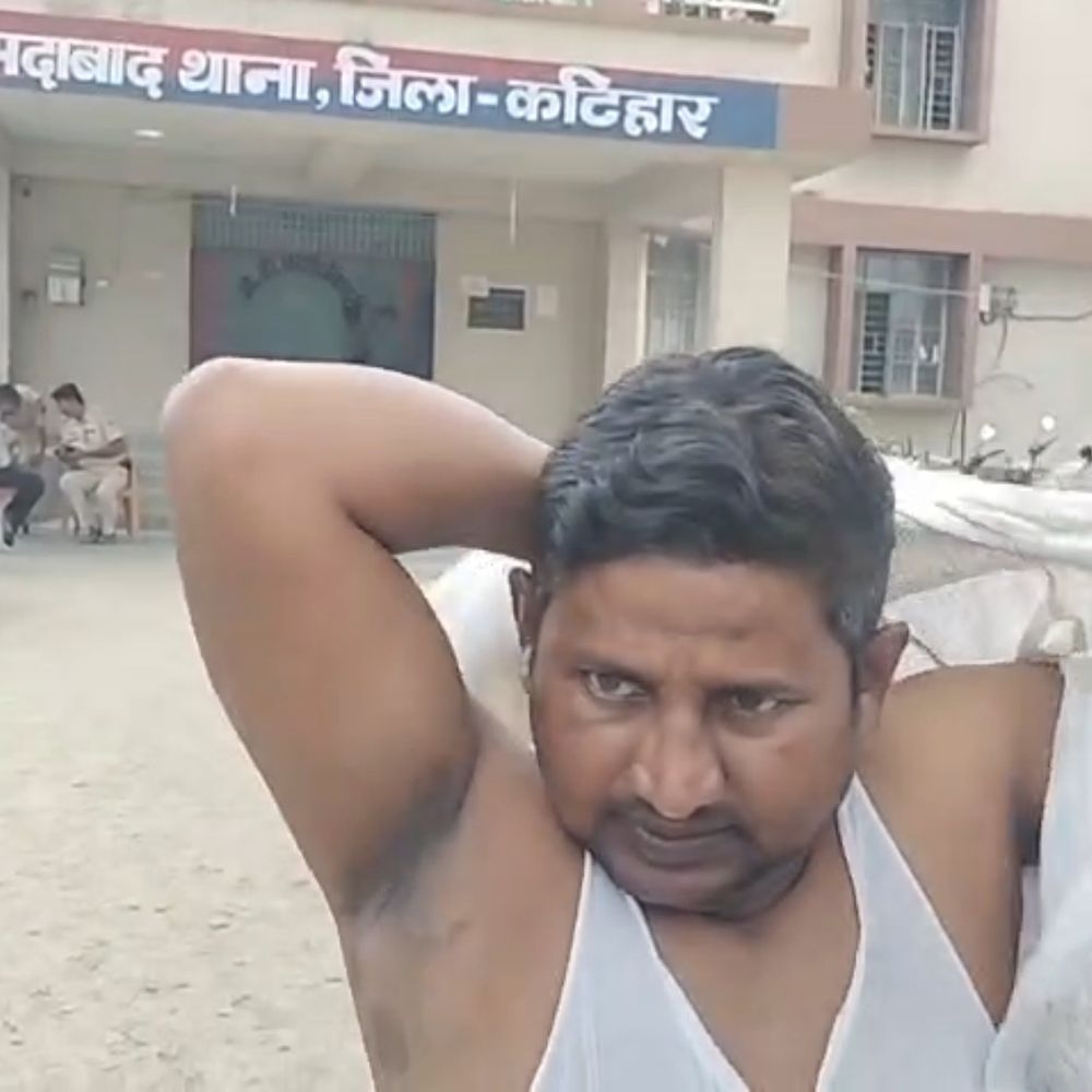कटिहार में पत्रकार को बंधक बनाकर मारपीट का आरोप:गाड़ी छुड़ाने के बहाने से कार में बैठाकर ले गए आरोपी, पुलिस ने मुक्त कराया; तीन आरोपी हिरासत में