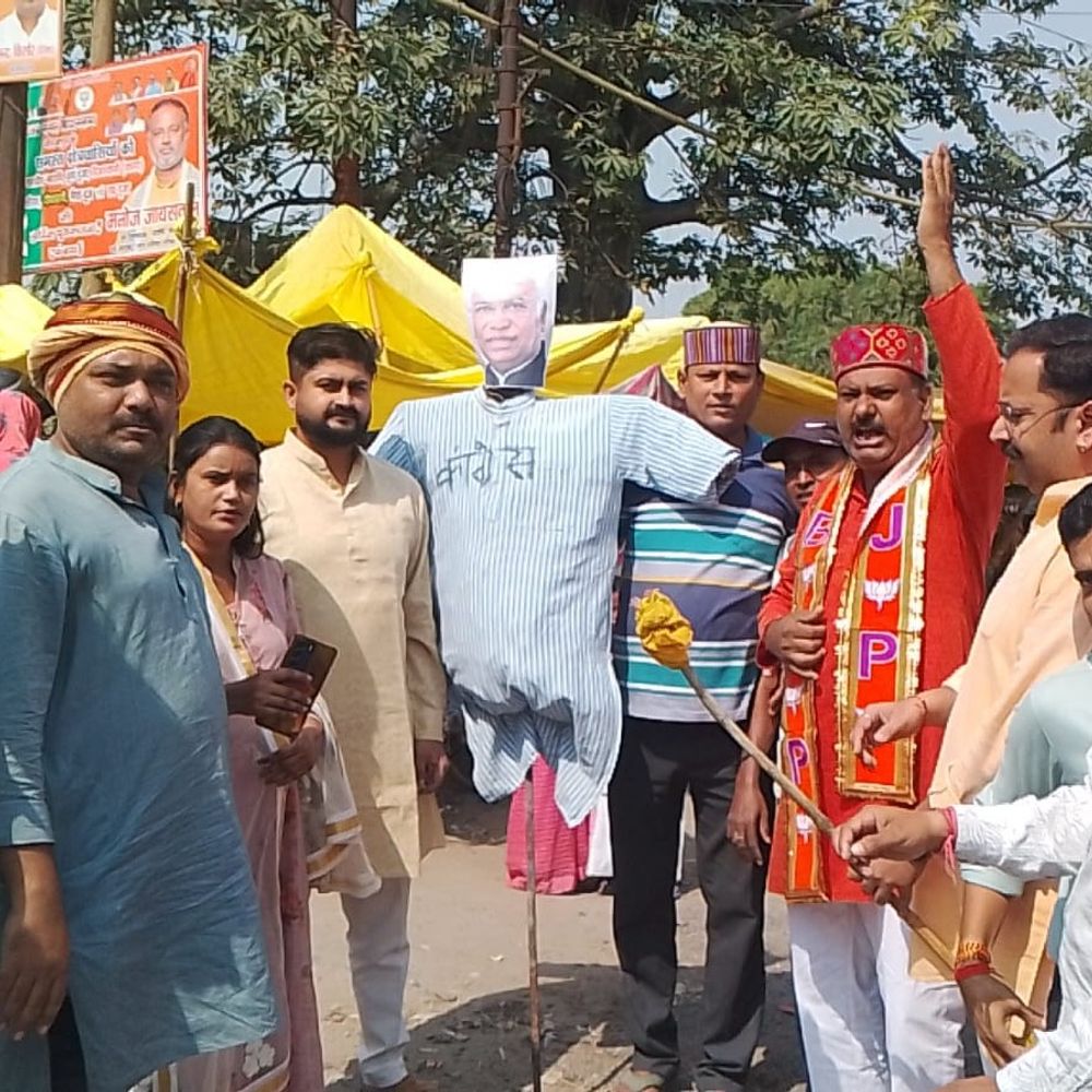 मल्लिकार्जुन खड़गे के बयान पर भाजपा का प्रदर्शन:मिर्जापुर में पुतला फूंका, नितिन विश्वकर्मा बोले- मर्यादा लांघना गलत