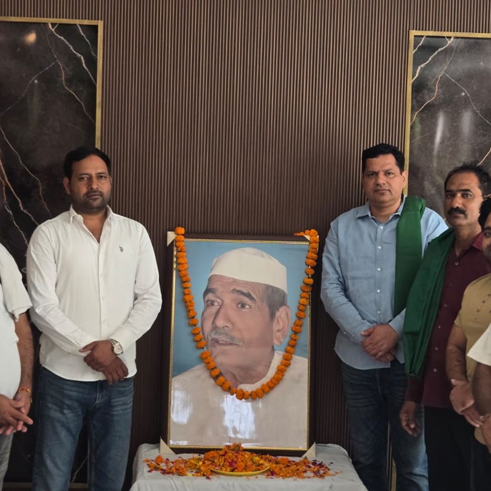 बागपत में महेंद्र सिंह टिकैत की जयंती मनाई गई:भाकियू टिकैत कार्यकर्ताओं ने कैंप कार्यालय पर दी श्रद्धांजलि, विचार गोष्ठी भी हुई