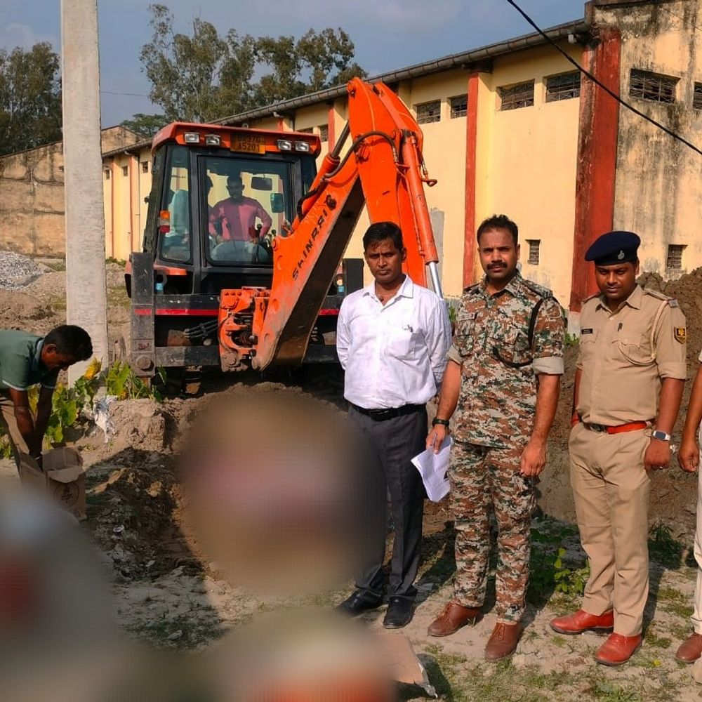 किशनगंज में 3868 लीटर जब्त शराब बुलडोजर से नष्ट:उत्पाद विभाग-पुलिस ने की कार्रवाई, कोर्ट से अनुमति के बाद विनष्टीकरण