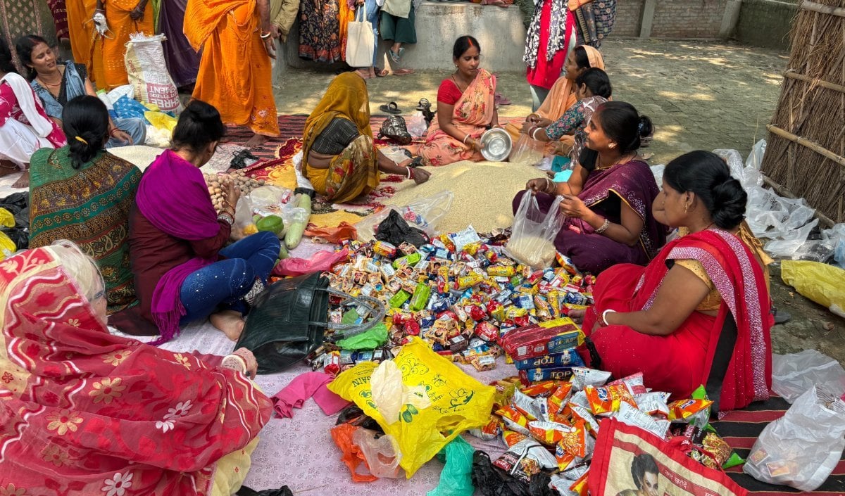 अमनौर में जीविका दीदियों की अनूठी पहल: ‘एक मुट्ठी अनाज’ से बाढ़ पीड़ितों को मिल रही राहत