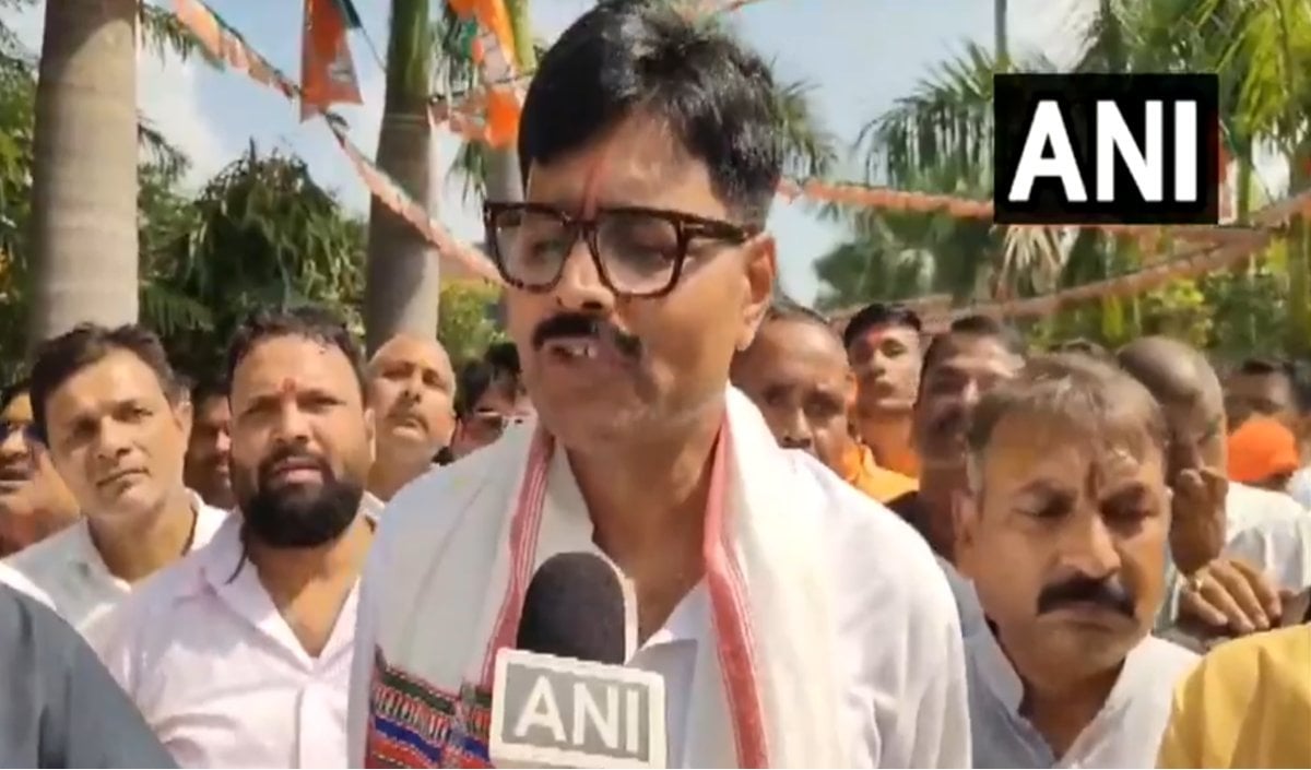 Akhilesh Yadav को बड़ा झटका, SP के तीन बागी MLA आधिकारिक तौर पर BJP में शामिल