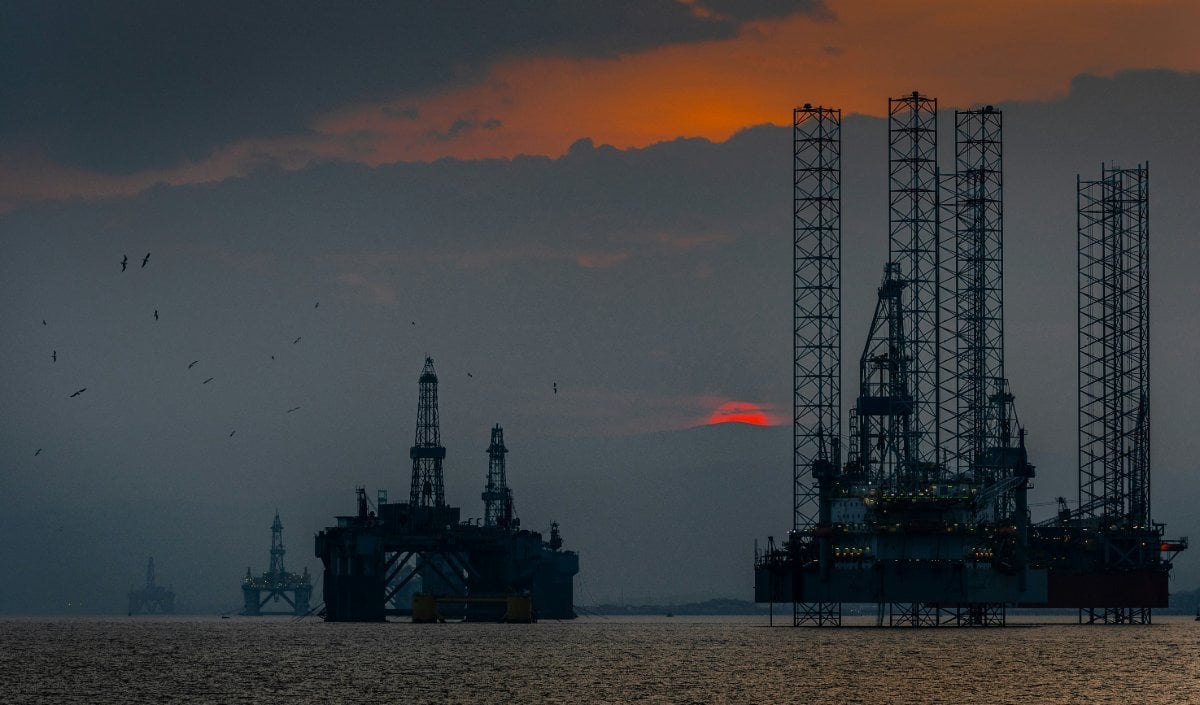 होर्मुज में टैंकर हमलों के बाद Crude Oil में उछाल Brent Crude 105 डॉलर पार पहुंचा