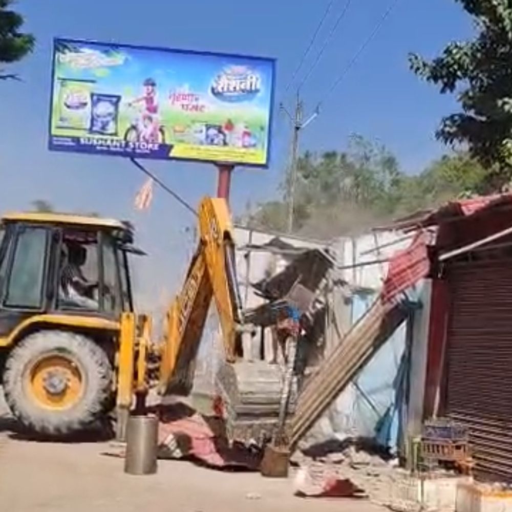 हाईकोर्ट के आदेश पर अवैध दुकानों पर चला बुलडोजर:नगर पंचायत के पास 17 निर्माण ध्वस्त, प्रशासन ने कराया अतिक्रमण मुक्त