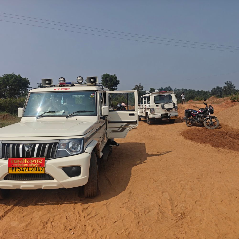 अवैध रेत उत्खनन करते दो ट्रैक्टर जब्त:राजस्व टीम को देखकर भागे चालक; दोनों वाहन आपस में फंसे