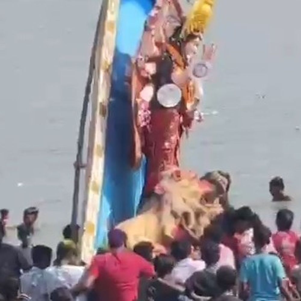 बोचहां में मां दुर्गा की प्रतिमाएं विसर्जित:नम आंखों से विदाई, विभिन्न घाटों और जलाशयों में विसर्जन, पुलिस प्रशासन मुस्तैद रहा