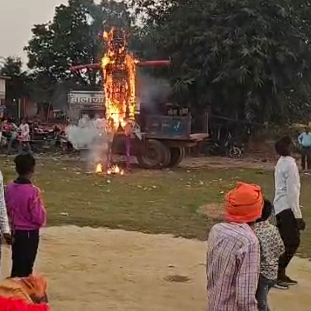 ड़गो गांव में दशहरा मेला:राम-रावण युद्ध के मंचन के बाद हुआ रावण दहन, उमड़ी भीड़