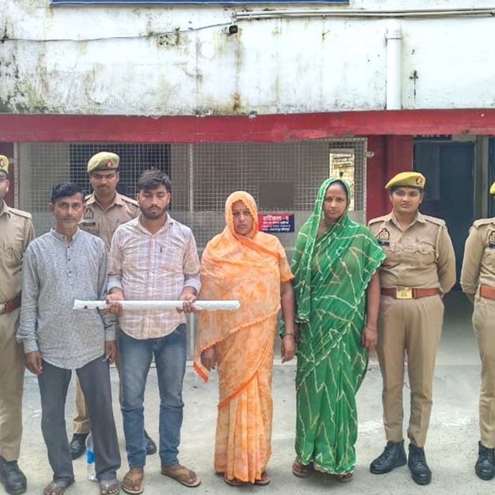 सीतापुर में मनोज हत्याकांड में दो महिलाओं समेत चार गिरफ्तार:पुरानी रंजिश में फावड़े के बेट से सिर पर किए थे वार