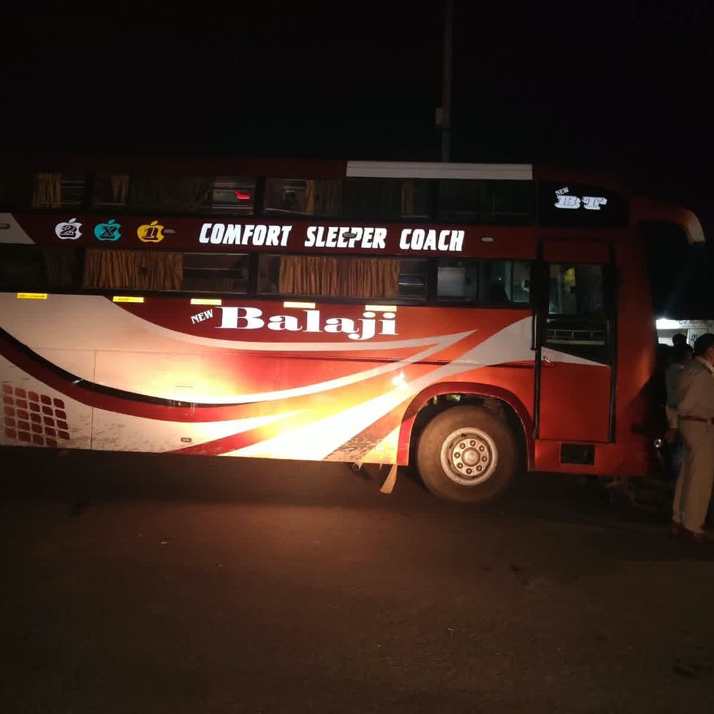 बालाजी बस ने बाइक को पीछे से टक्कर मारी:बाइक वाहन के नीचे फंसी, शिवपुरी में युवक घायल; गुस्साए लोगों ने शीशा फोड़ा