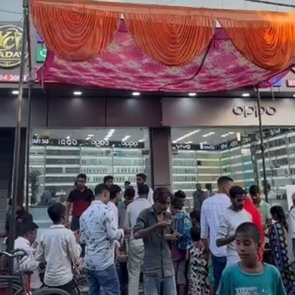 फर्रुखाबाद में महानवमी पर भंडारा आयोजित:बड़ी संख्या में उमड़े श्रद्धालु, सेवा भाव संग बंटा प्रसाद