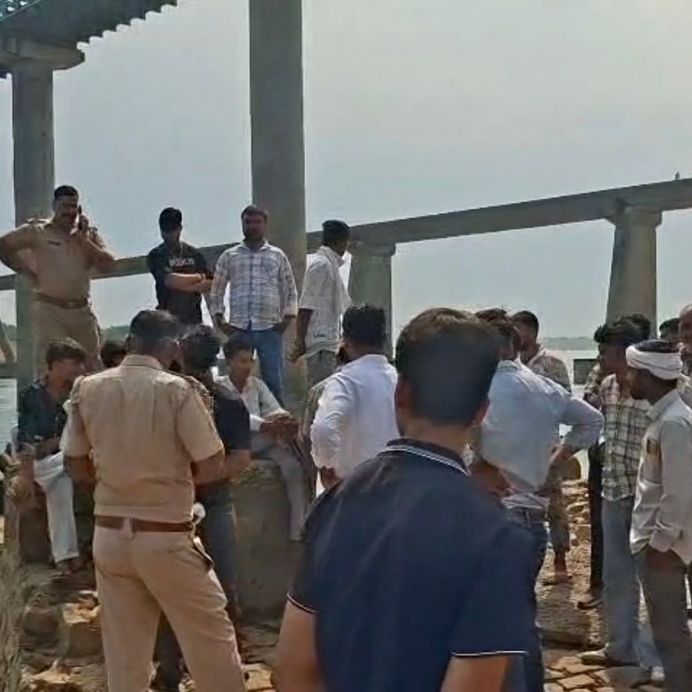 चंबल पुल पर मिली बाइक, युवक के कूदने की आशंका:मुरैना में रिश्तेदारों को पैसे देने निकला था, नदी में रेस्क्यू ऑपरेशन जारी