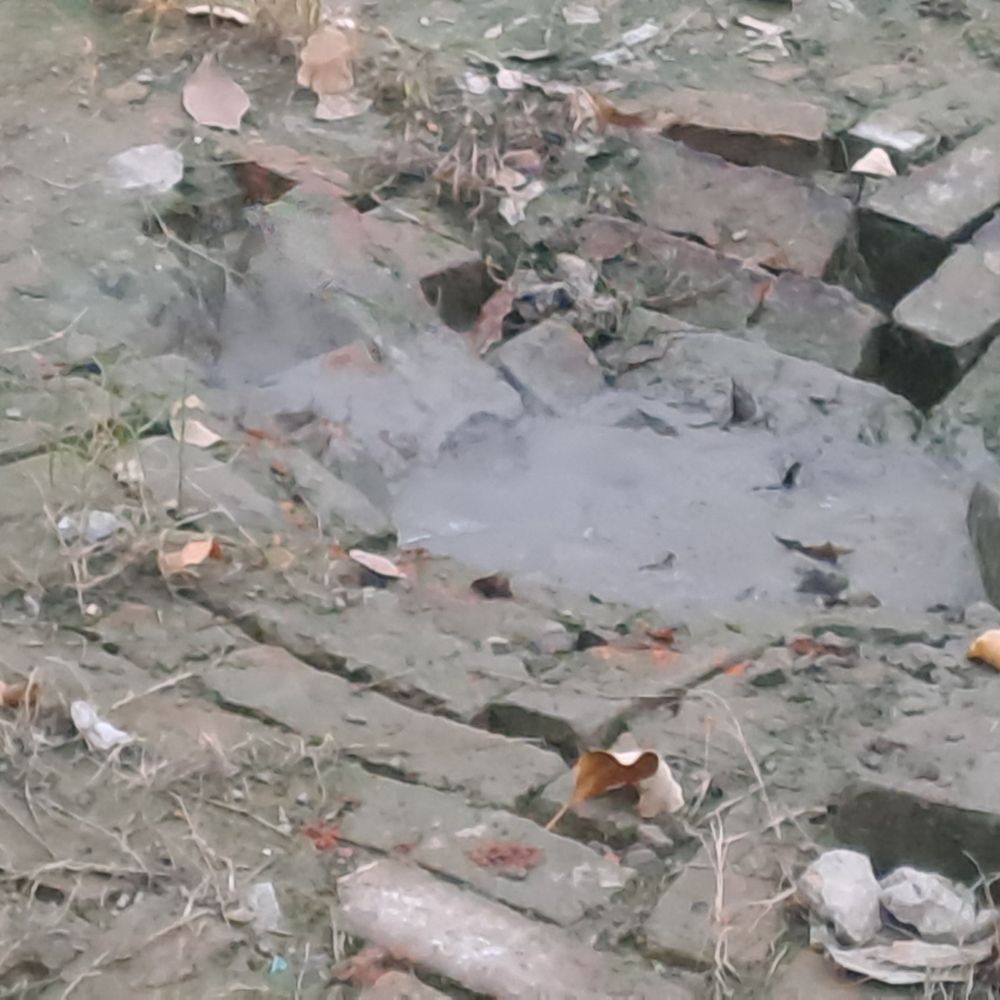 गोपालगंज सदर अस्पताल में जमीन से निकला गर्म पानी:इमरजेंसी वार्ड के पास उठने लगा धुआं, परिसर में अफरा-तफरी, शॉर्ट सर्किट की आशंका