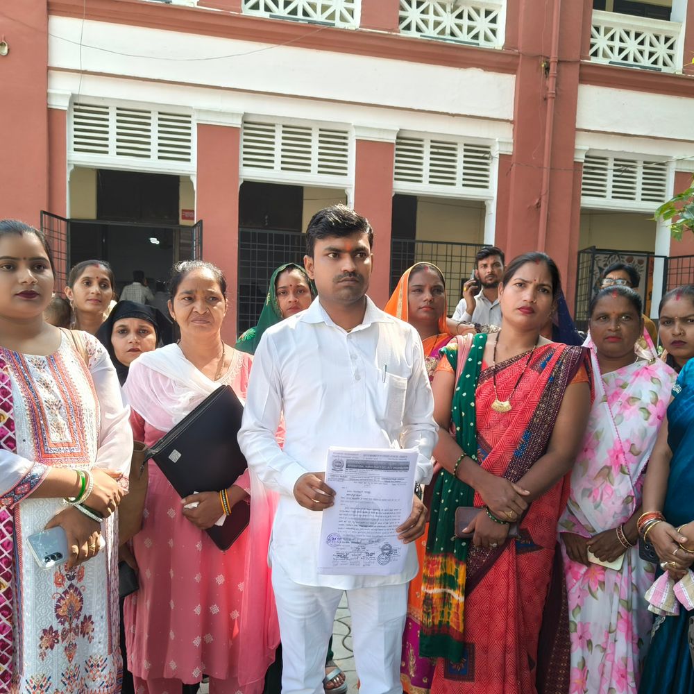 समूह सखियों ने 20 हजार मानदेय मांगा,16 अक्टूबर से धरना:अभी 2 हजार मिलते हैं, न्यायिक मजिस्ट्रेट को सौंपा ज्ञापन