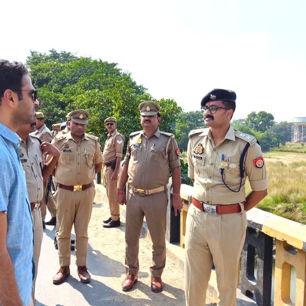 देवरिया में दुर्गा प्रतिमा विसर्जन को लेकर प्रशासन अलर्ट:डीएम-एसपी ने घाटों का निरीक्षण कर गोताखोरों की तैनाती के निर्देश दिए