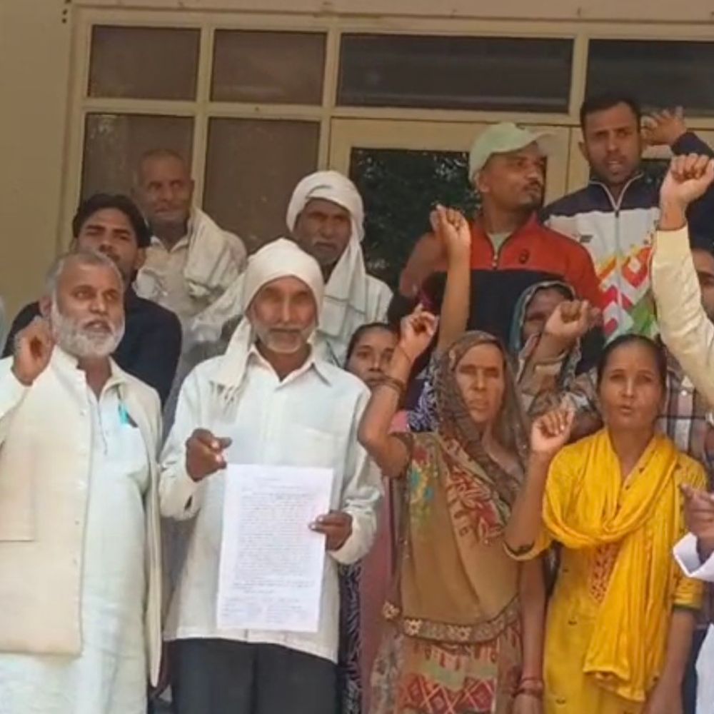 बिजनौर में फर्जी बैनामा कराकर जमीन हड़पने का आरोप:ग्रामीण डीएम से मिले, मुआवजा रुकवाने की मांग की।