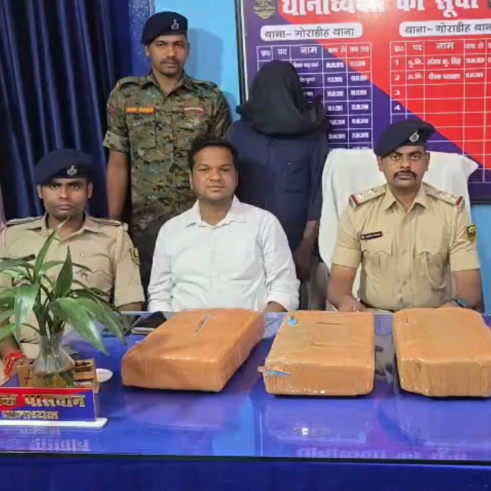 भागलपुर में सीएनजी ऑटो से 15 किलो गांजा बरामद:पुलिस को देखकर भाग रहा था ड्राइवर, जवानों ने खदेड़कर पकड़ा
