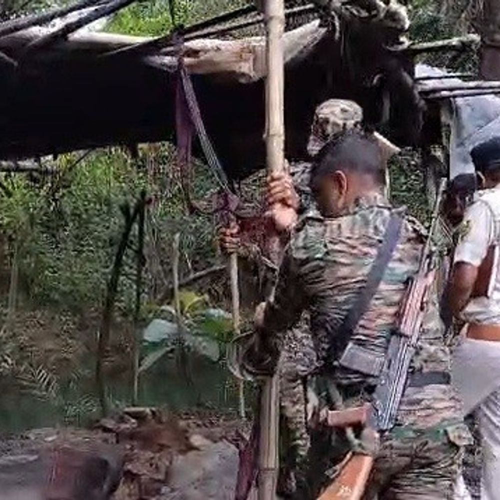 जमुई-लखीसराय के जंगलों में 8 शराब भट्ठियां ध्वस्त:2 क्विंटल जावा महुआ नष्ट, पुलिस को देखकर भागे कारोबारी, दुर्गा पूजा को लेकर चलाया संयुक्त अभियान
