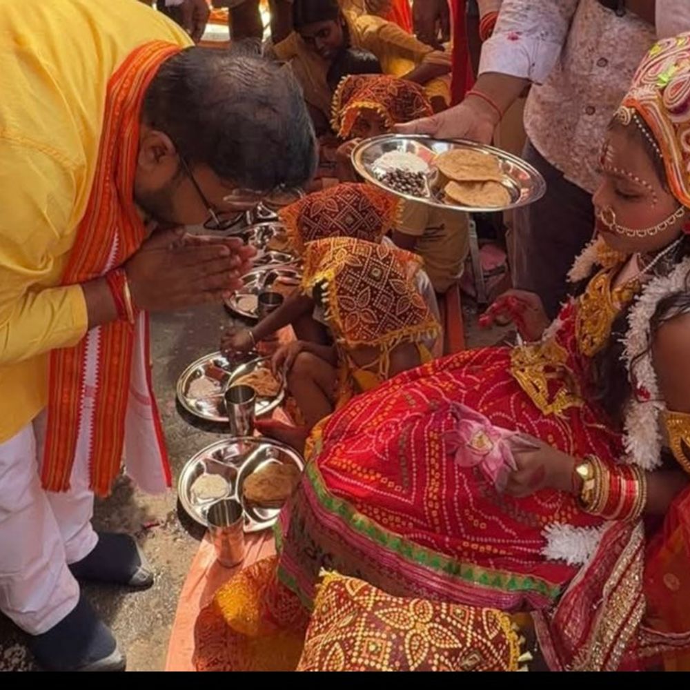 बलिया में कन्या पूजन कार्यक्रम आयोजित:डॉ. विजय रंजन ने की पूजा-अर्चना, बेटियों के सम्मान और सुरक्षा पर दिया जोर