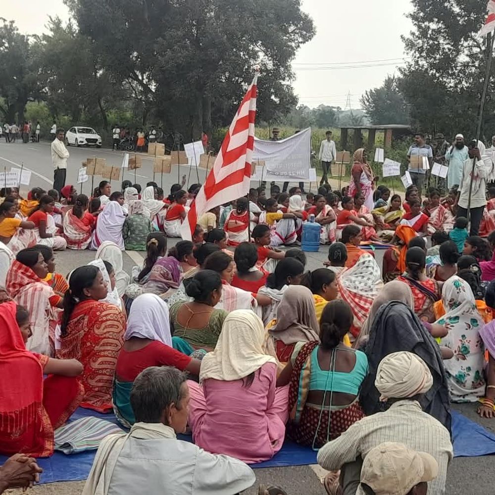 रेशमी मेटालिक कंपनी के खिलाफ आदिवासियों ने NH-99 किया जाम:फर्जी मुकदमे दर्ज होने के आरोप में हजारों ग्रामीण अड़े, कंपनी प्रबंधन को बुलाने की मांग