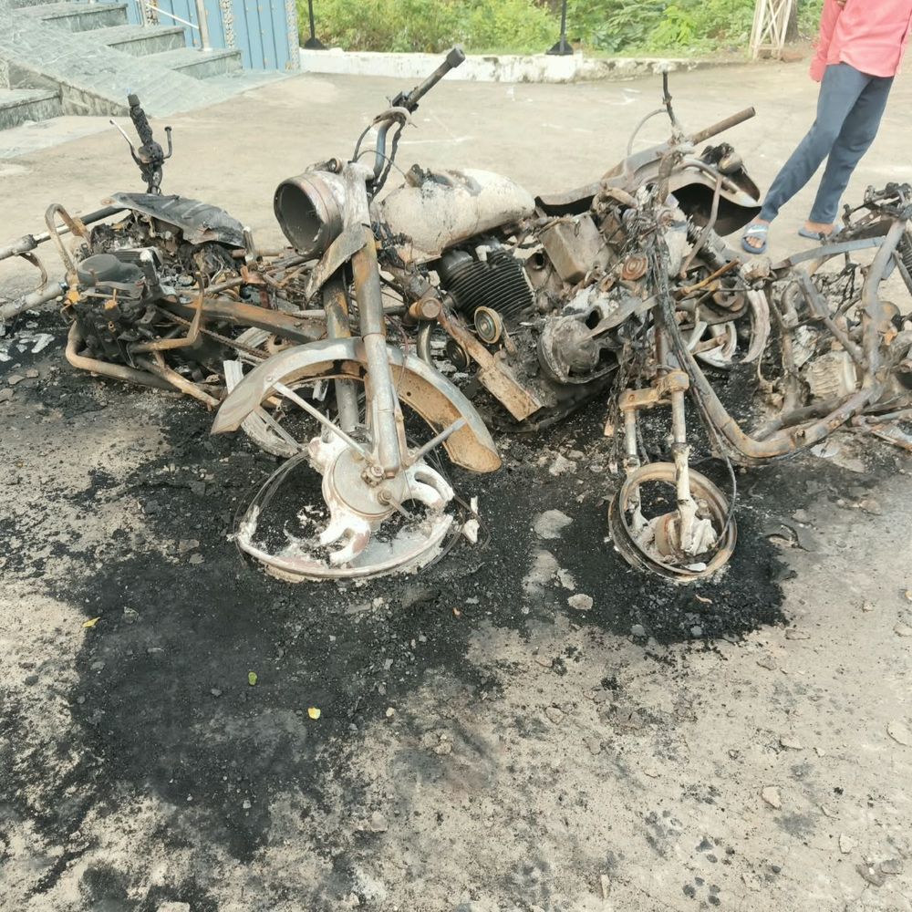 सीवान में फायरिंग के बाद युवक को चाकू मारा:3 बाइकें जलाई; थानेदार पर लापरवाही का आरोप