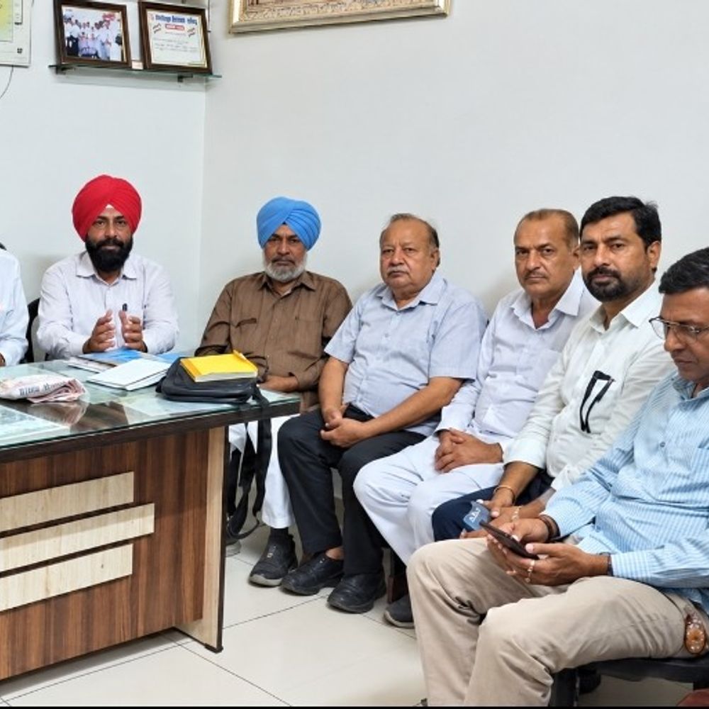 रतिया में सड़कों पर अवैध कब्जों पर उठे सवाल:सर्वसमाज सभा पदाधिकारी बोले- गलत पार्किंग से हादसे का खतरा; बिजली तार ठीक कराने की मांग