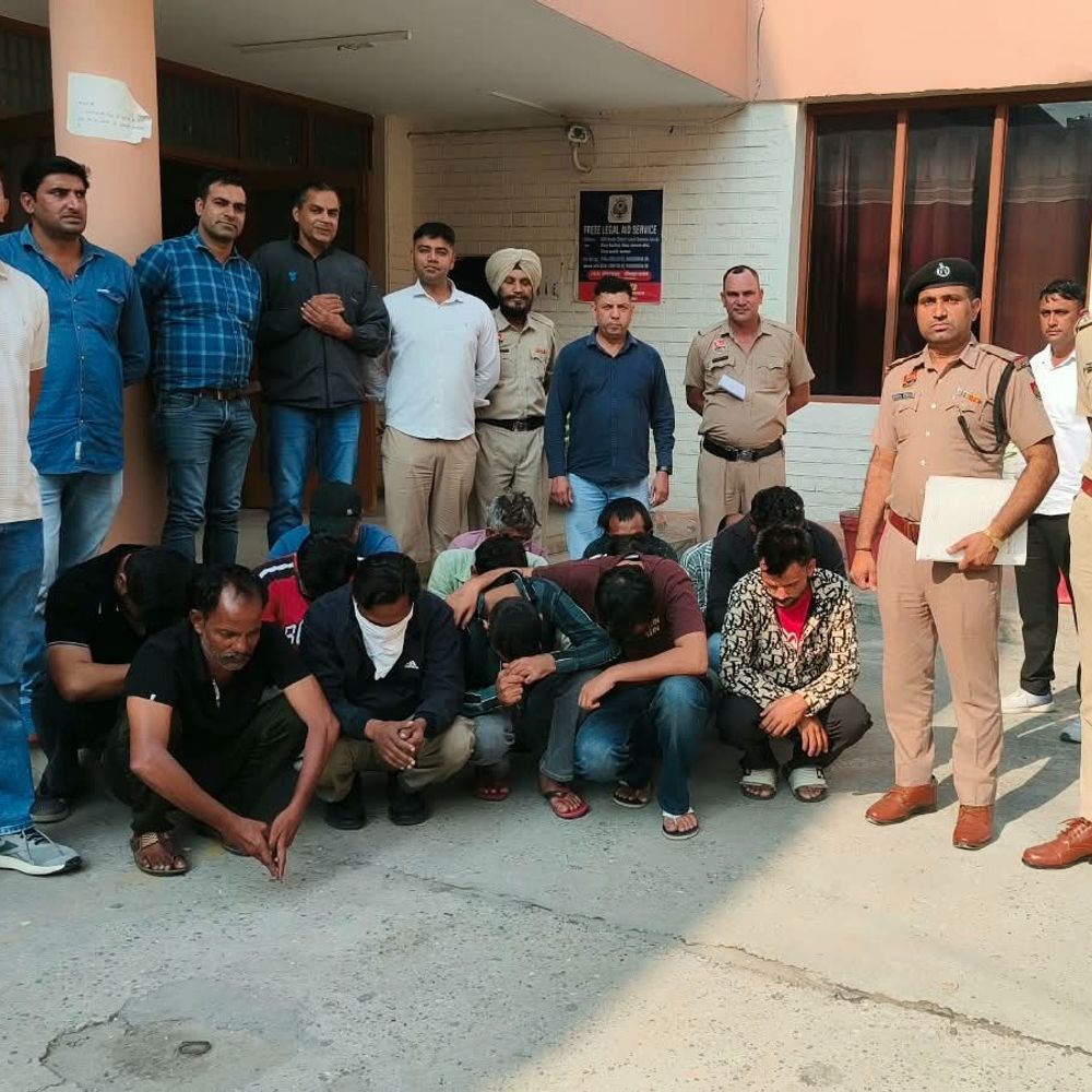 करनाल में जुआ खेलते 14 युवक गिरफ्तार:मकान में बैठे थे सभी, ₹1.87 लाख का कैश बरामद, पुलिस ने भेजा जेल