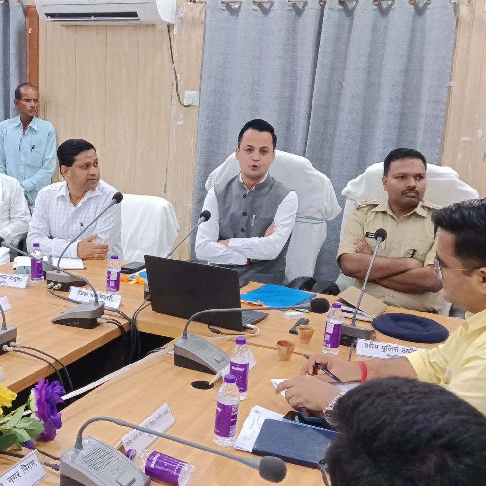 मधुबनी में दुर्गा पूजा पर शांति समिति की बैठक:पंडालों, सुरक्षा, यातायात और श्रद्धालुओं की सुविधाओं पर आम लोगों से लिए गए सुझाव